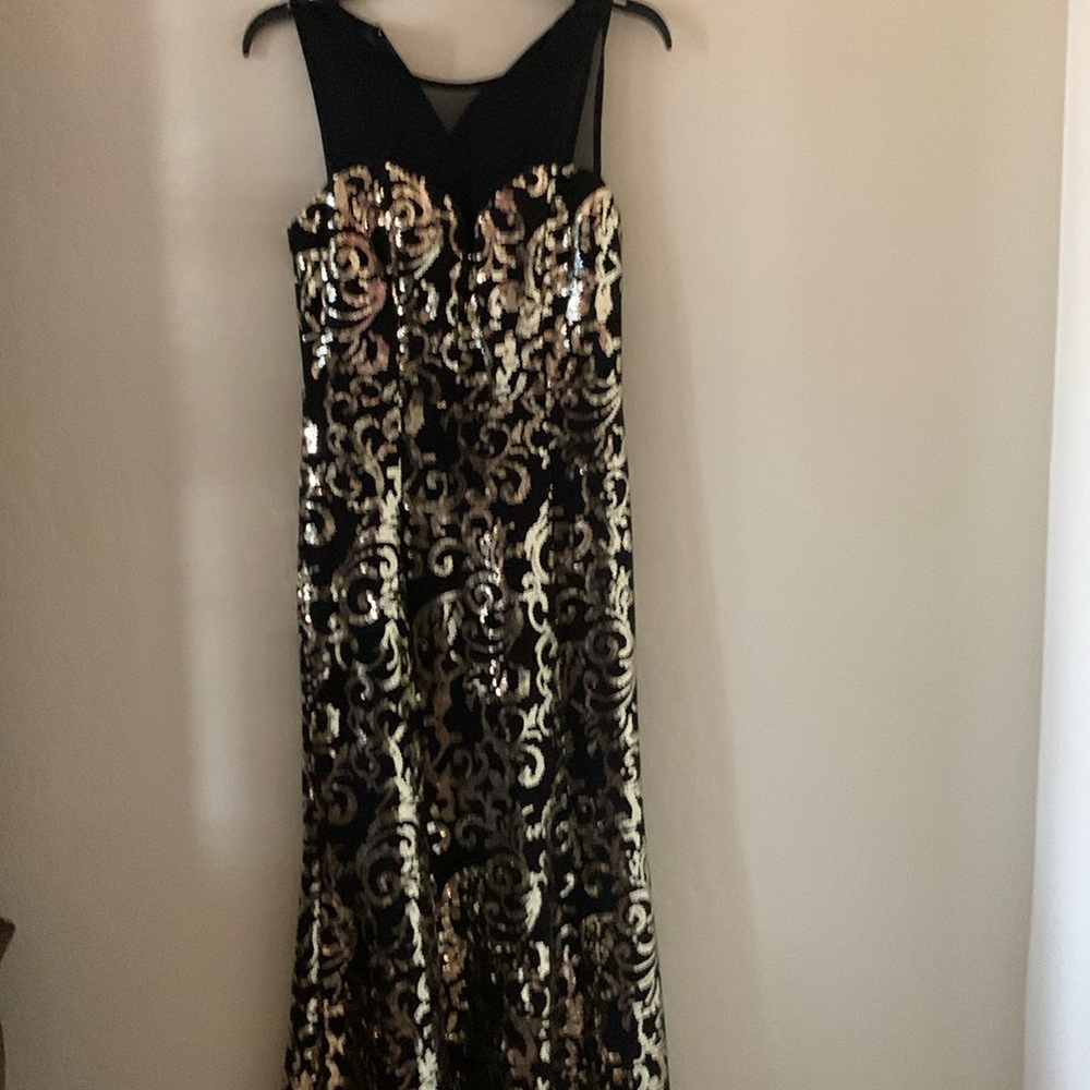 Formal occasions long sleeveless black and gold lace dress
